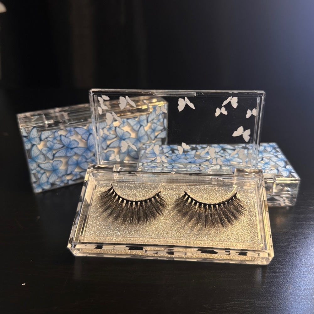 Luxurious sealed mink lashes in « Y2K » by SkyLux Lashes
